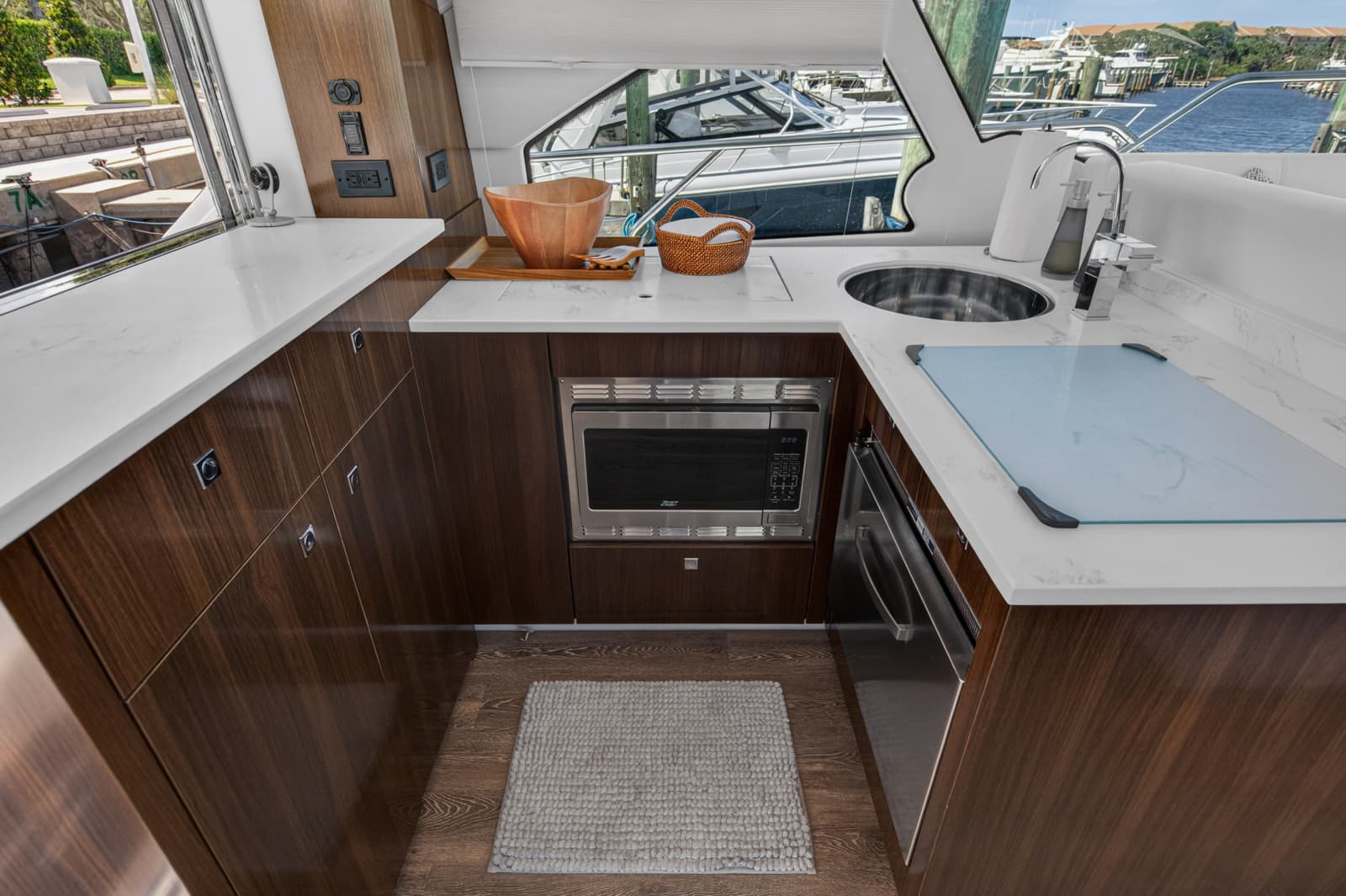 2023 Cruisers Yachts 50 CANTIUS - Photo 42