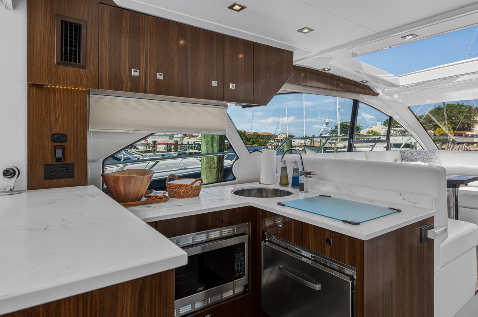 2023 Cruisers Yachts 50 CANTIUS - Photo 38