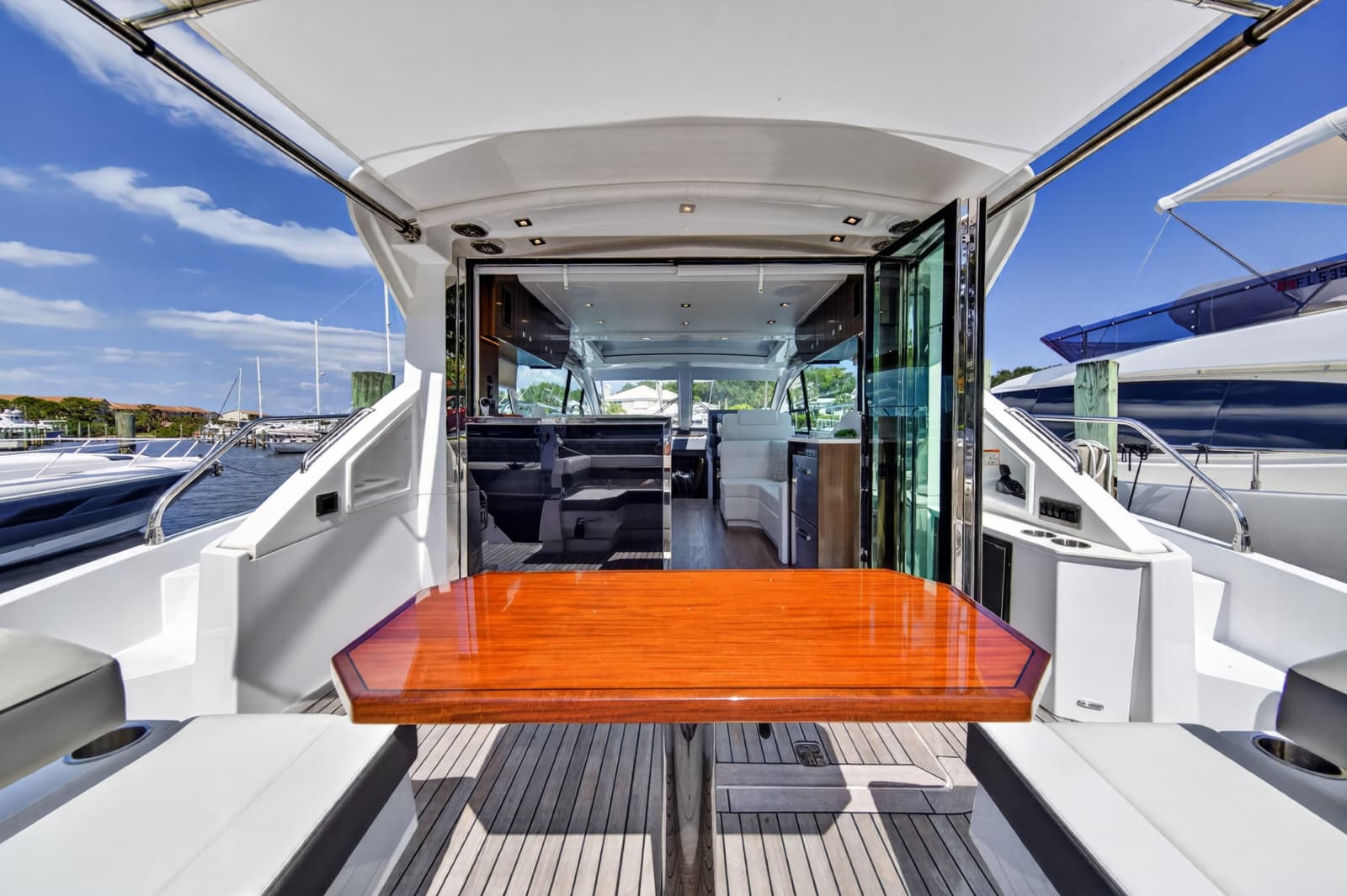 2023 Cruisers Yachts 50 CANTIUS - Photo 31