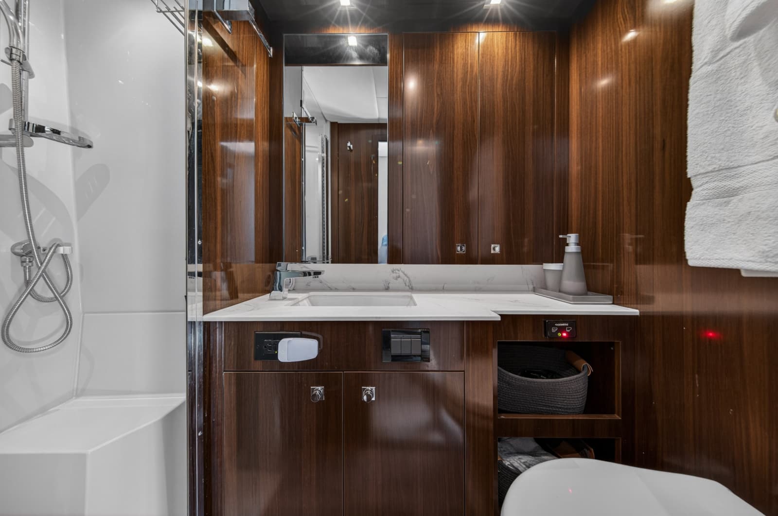 2023 Cruisers Yachts 50 CANTIUS - Photo 92