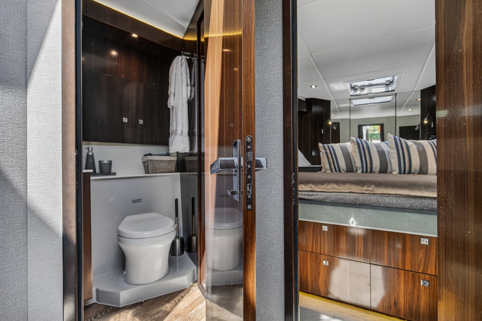 2023 Cruisers Yachts 50 CANTIUS - Photo 78