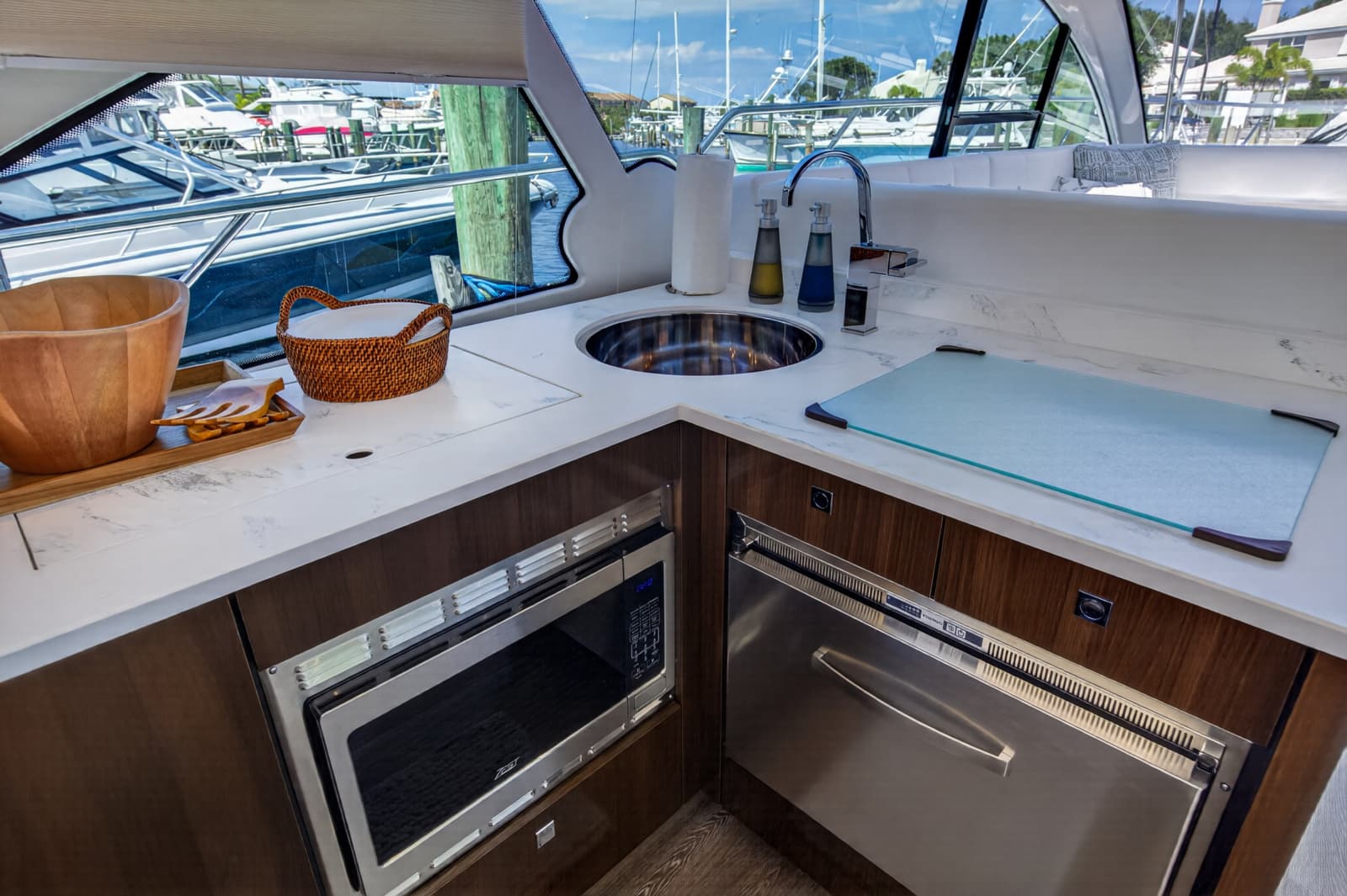 2023 Cruisers Yachts 50 CANTIUS - Photo 37