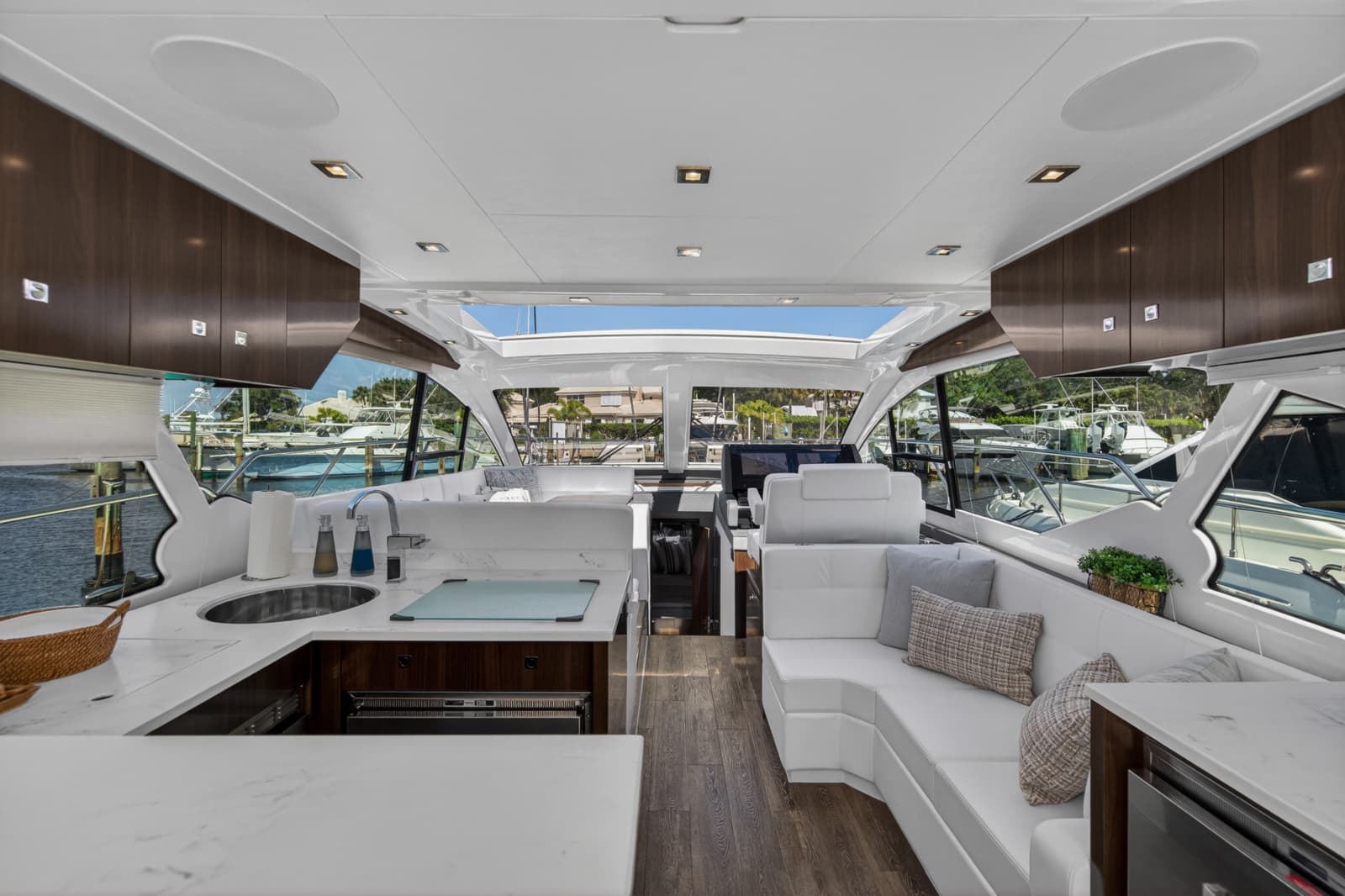 2023 Cruisers Yachts 50 CANTIUS - Photo 44