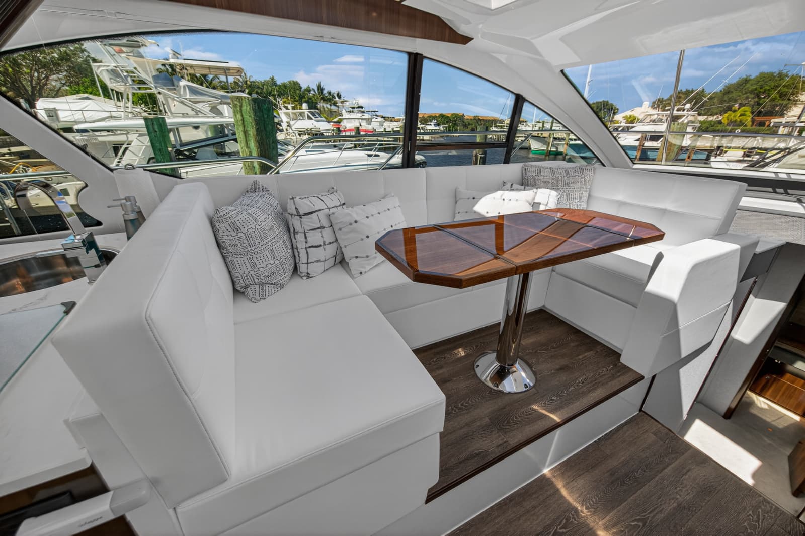 2023 Cruisers Yachts 50 CANTIUS - Photo 48
