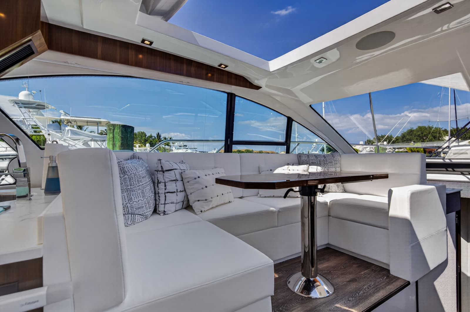 2023 Cruisers Yachts 50 CANTIUS - Photo 49