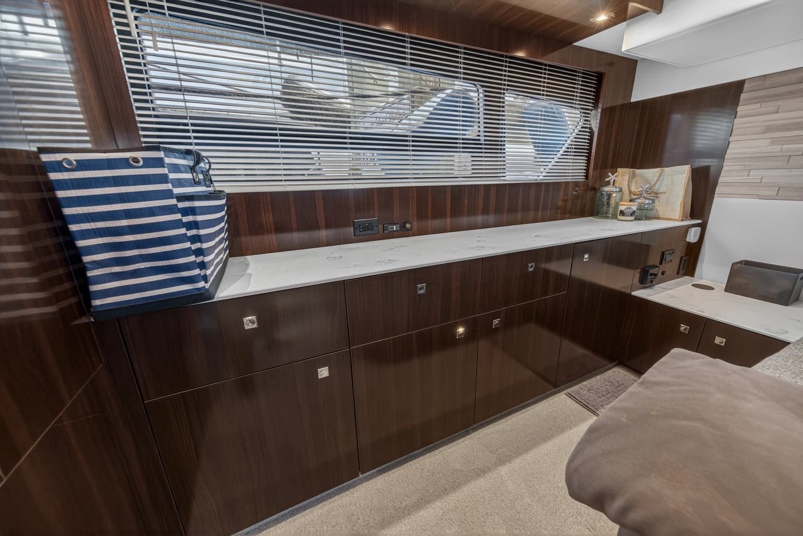 2023 Cruisers Yachts 50 CANTIUS - Photo 85