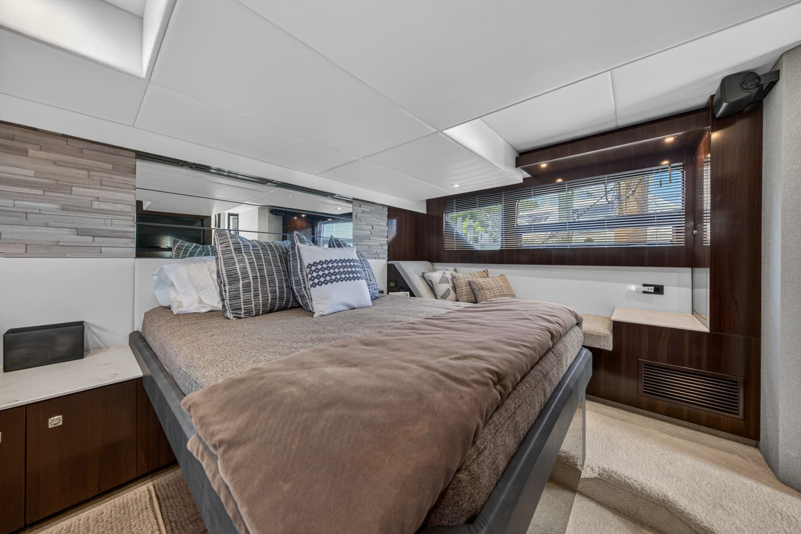 2023 Cruisers Yachts 50 CANTIUS - Photo 86