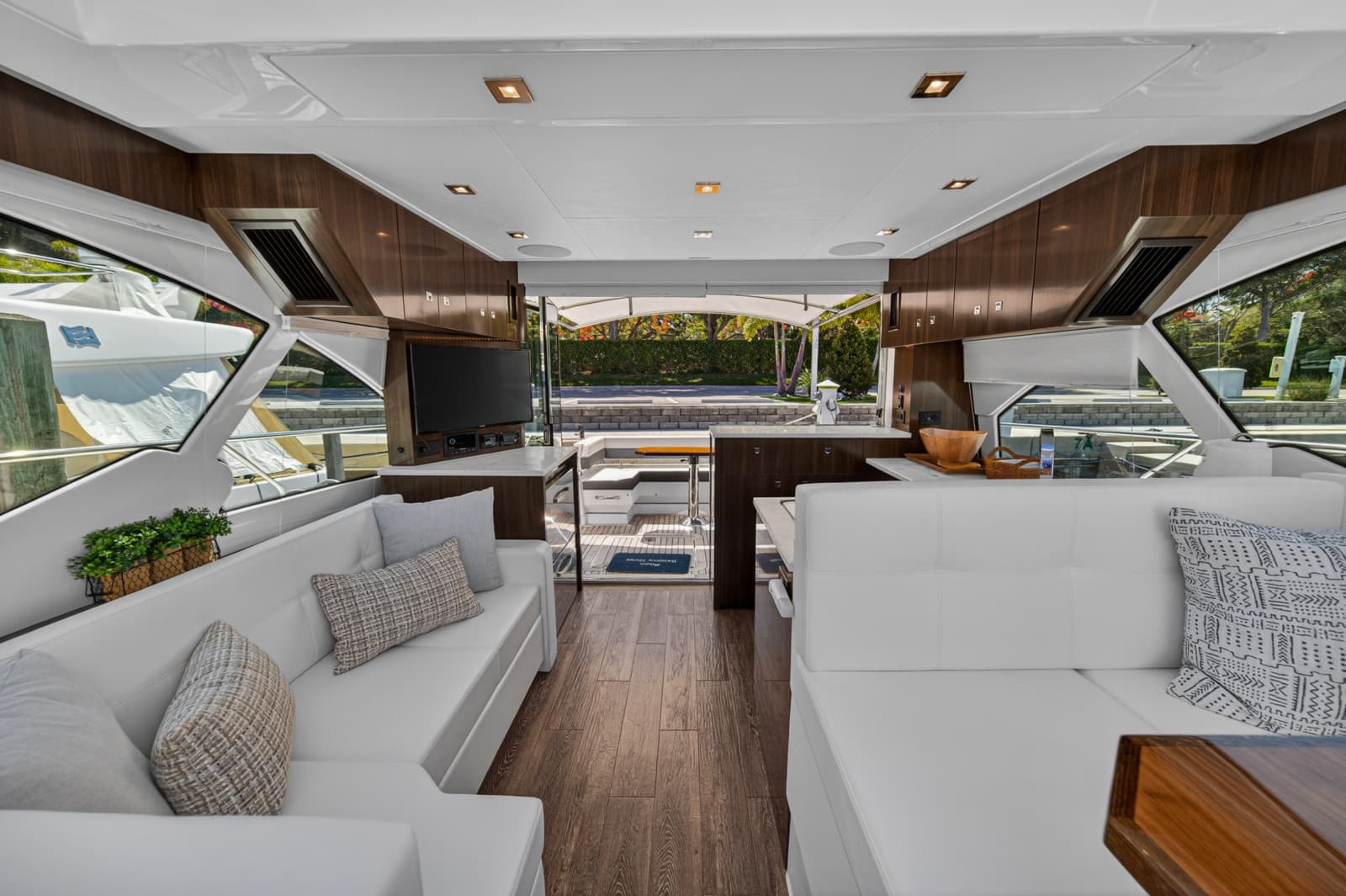 2023 Cruisers Yachts 50 CANTIUS - Photo 43