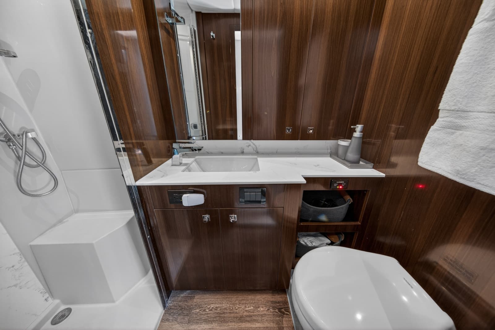2023 Cruisers Yachts 50 CANTIUS - Photo 91