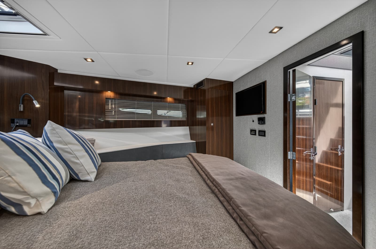 2023 Cruisers Yachts 50 CANTIUS - Photo 68