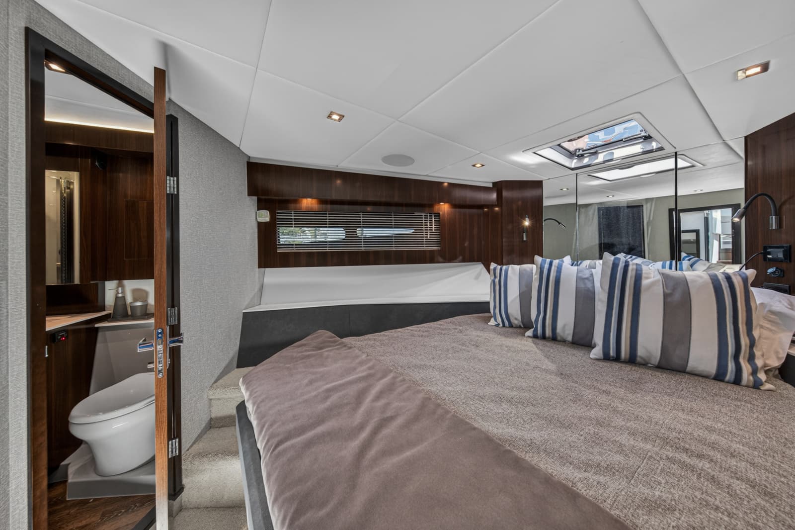 2023 Cruisers Yachts 50 CANTIUS - Photo 63