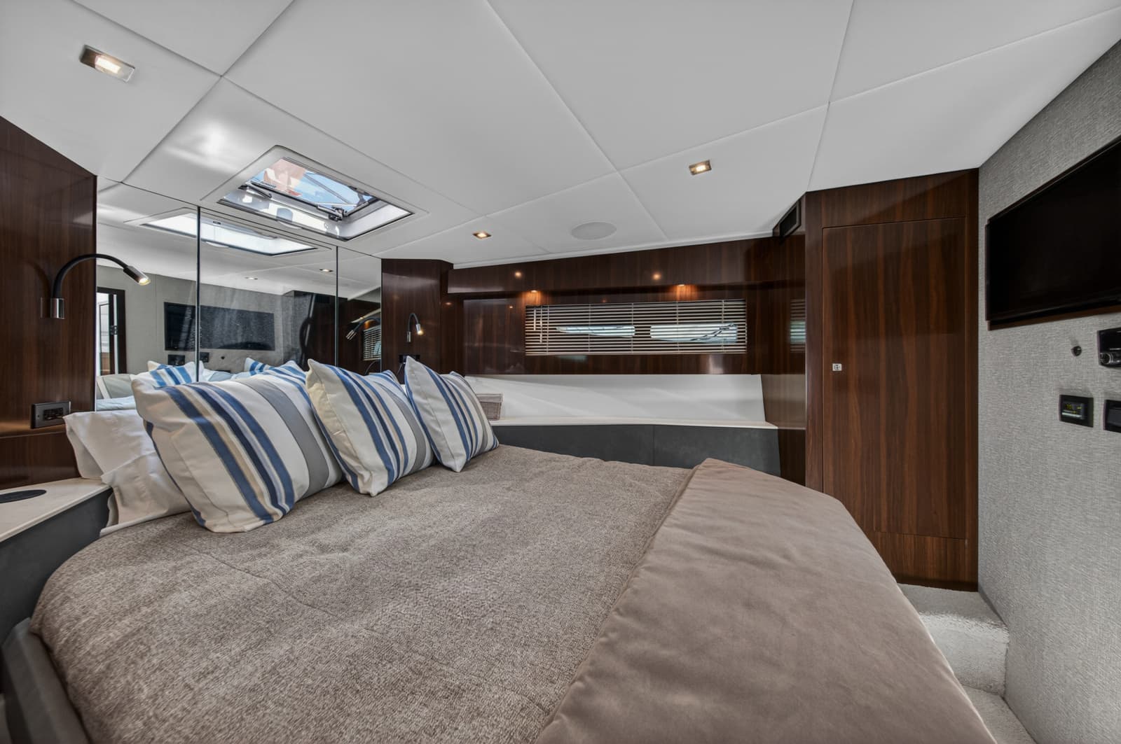 2023 Cruisers Yachts 50 CANTIUS - Photo 67