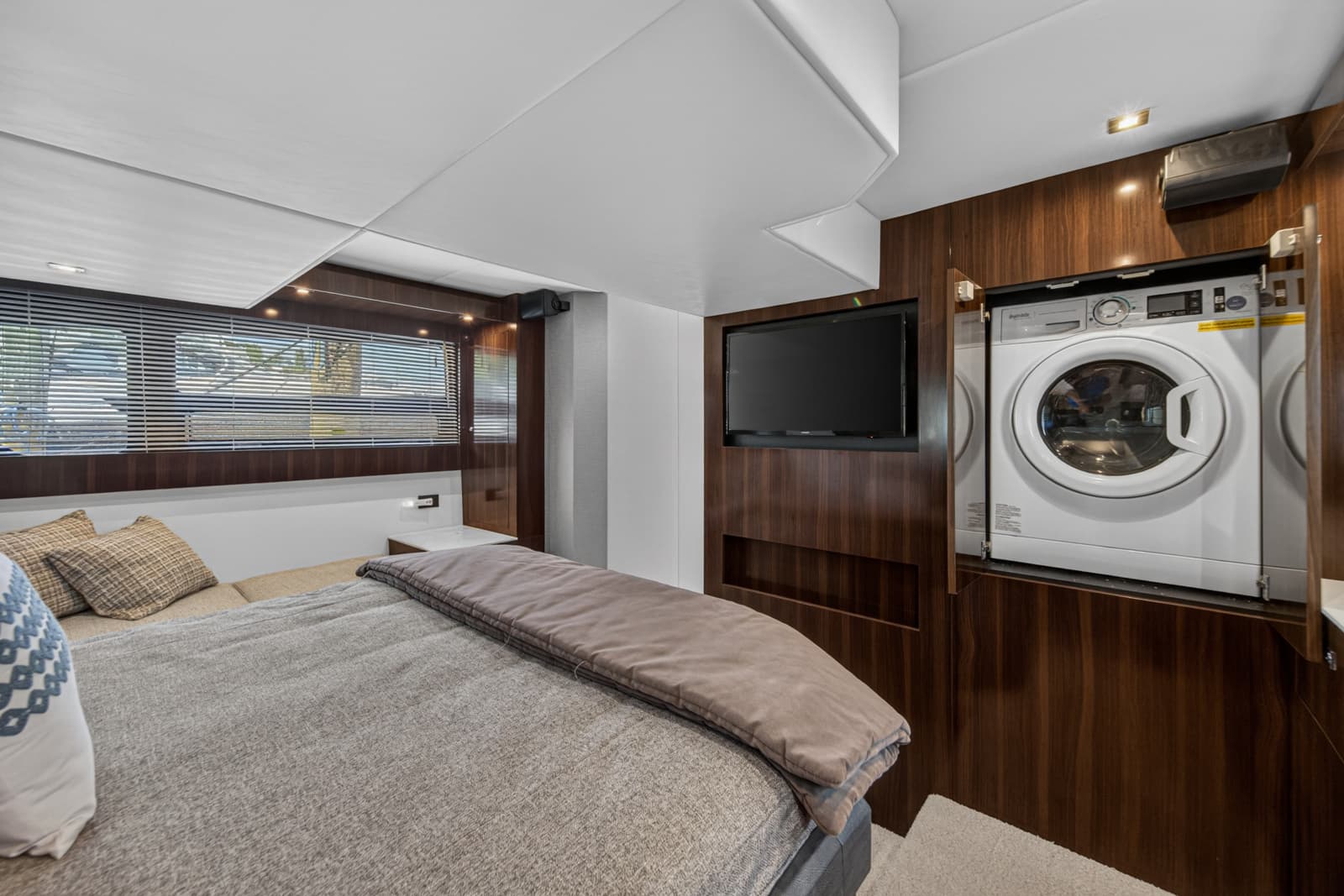 2023 Cruisers Yachts 50 CANTIUS - Photo 88