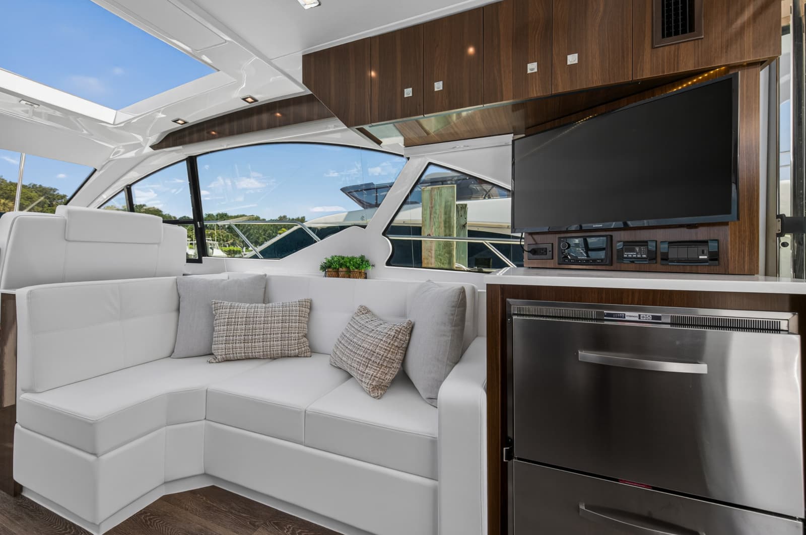 2023 Cruisers Yachts 50 CANTIUS - Photo 46