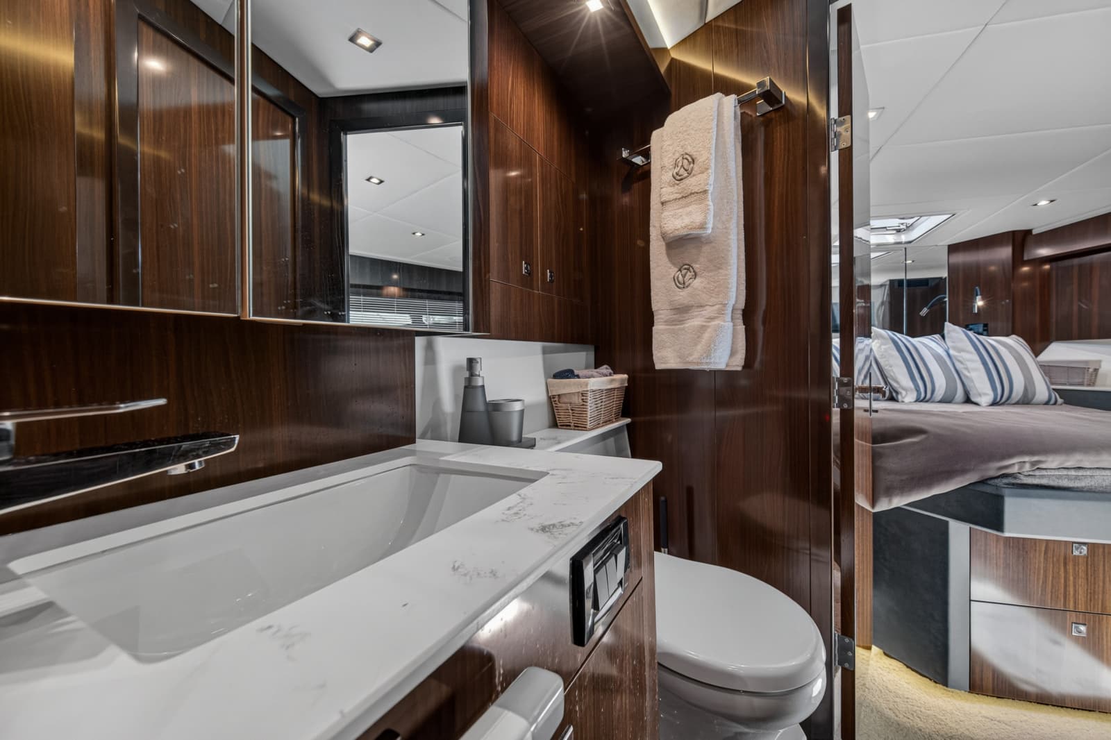 2023 Cruisers Yachts 50 CANTIUS - Photo 73