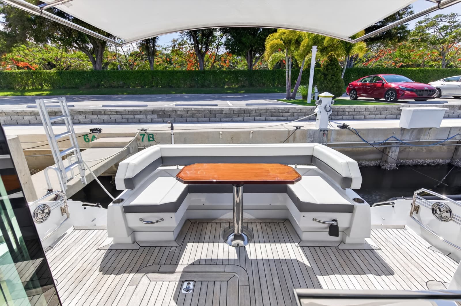 2023 Cruisers Yachts 50 CANTIUS - Photo 27
