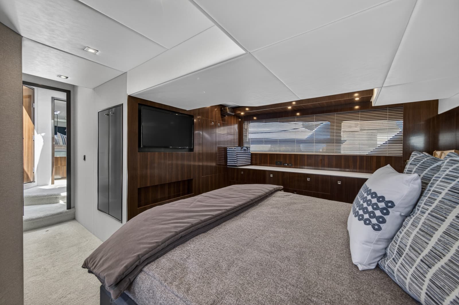 2023 Cruisers Yachts 50 CANTIUS - Photo 83