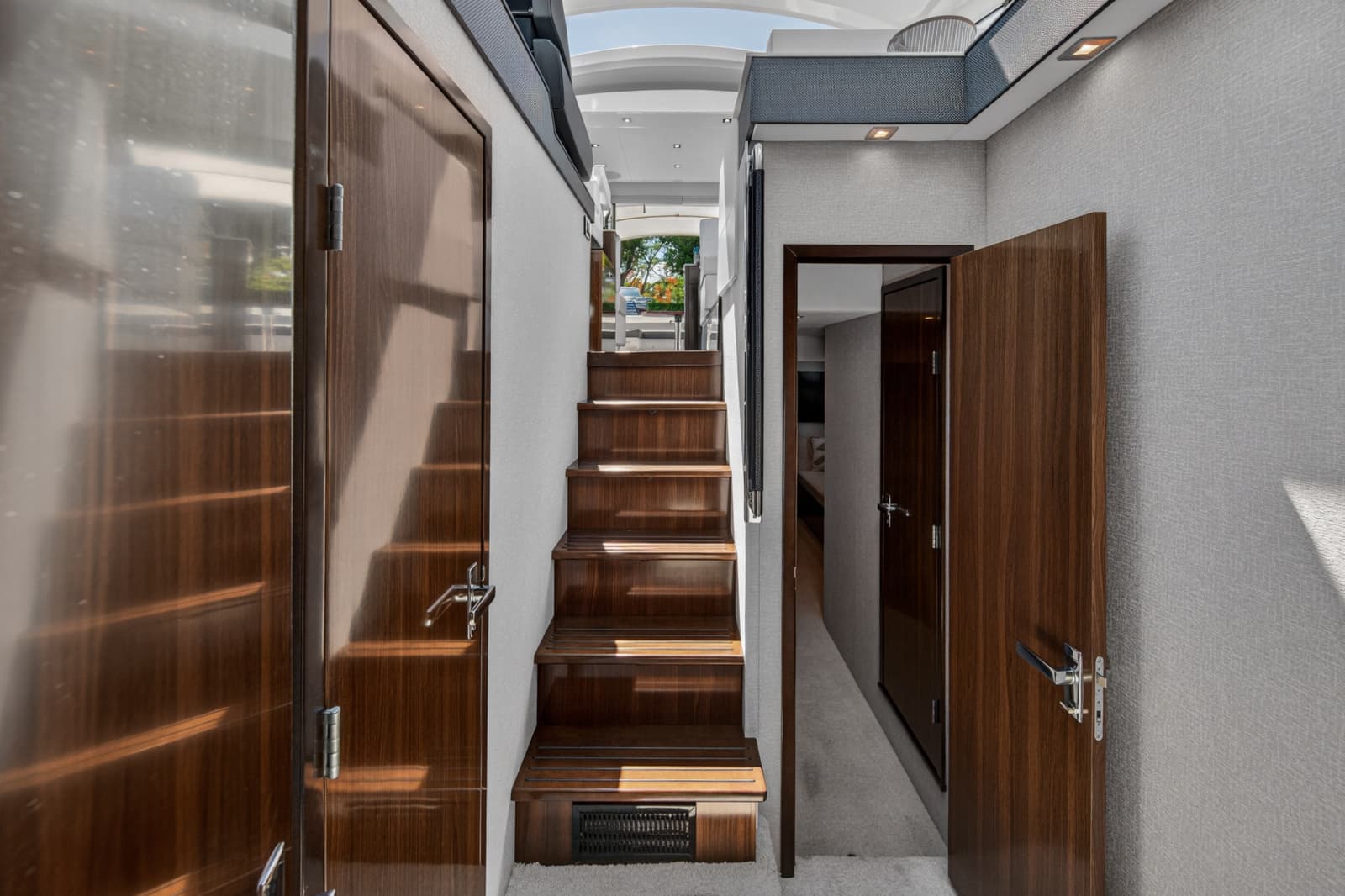 2023 Cruisers Yachts 50 CANTIUS - Photo 79
