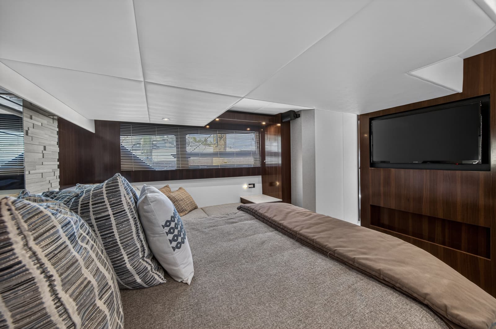 2023 Cruisers Yachts 50 CANTIUS - Photo 87