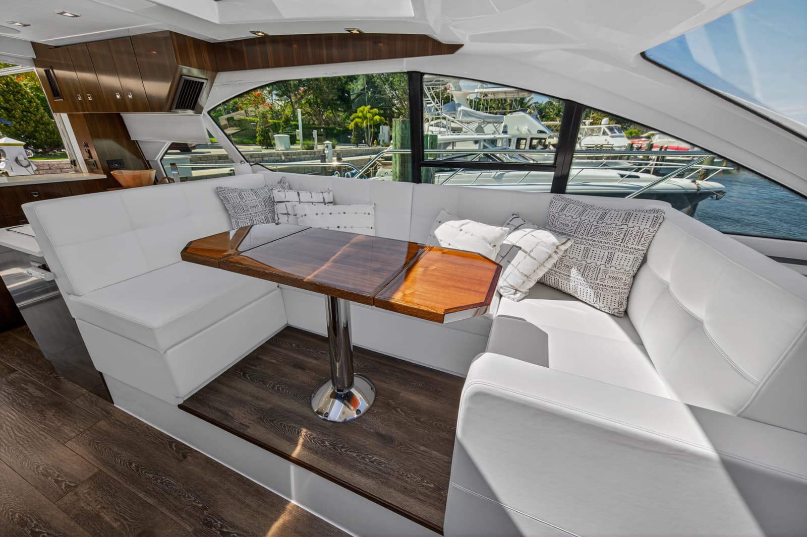 2023 Cruisers Yachts 50 CANTIUS - Photo 47