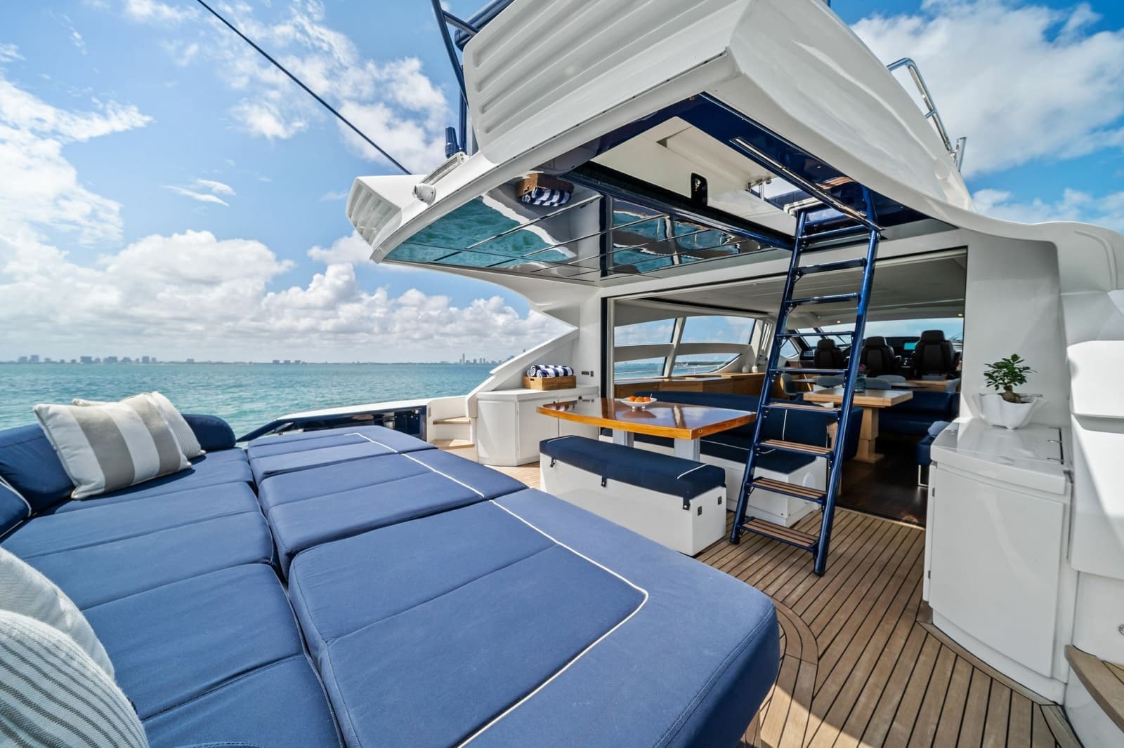 2013 Pershing 82 - Photo 17