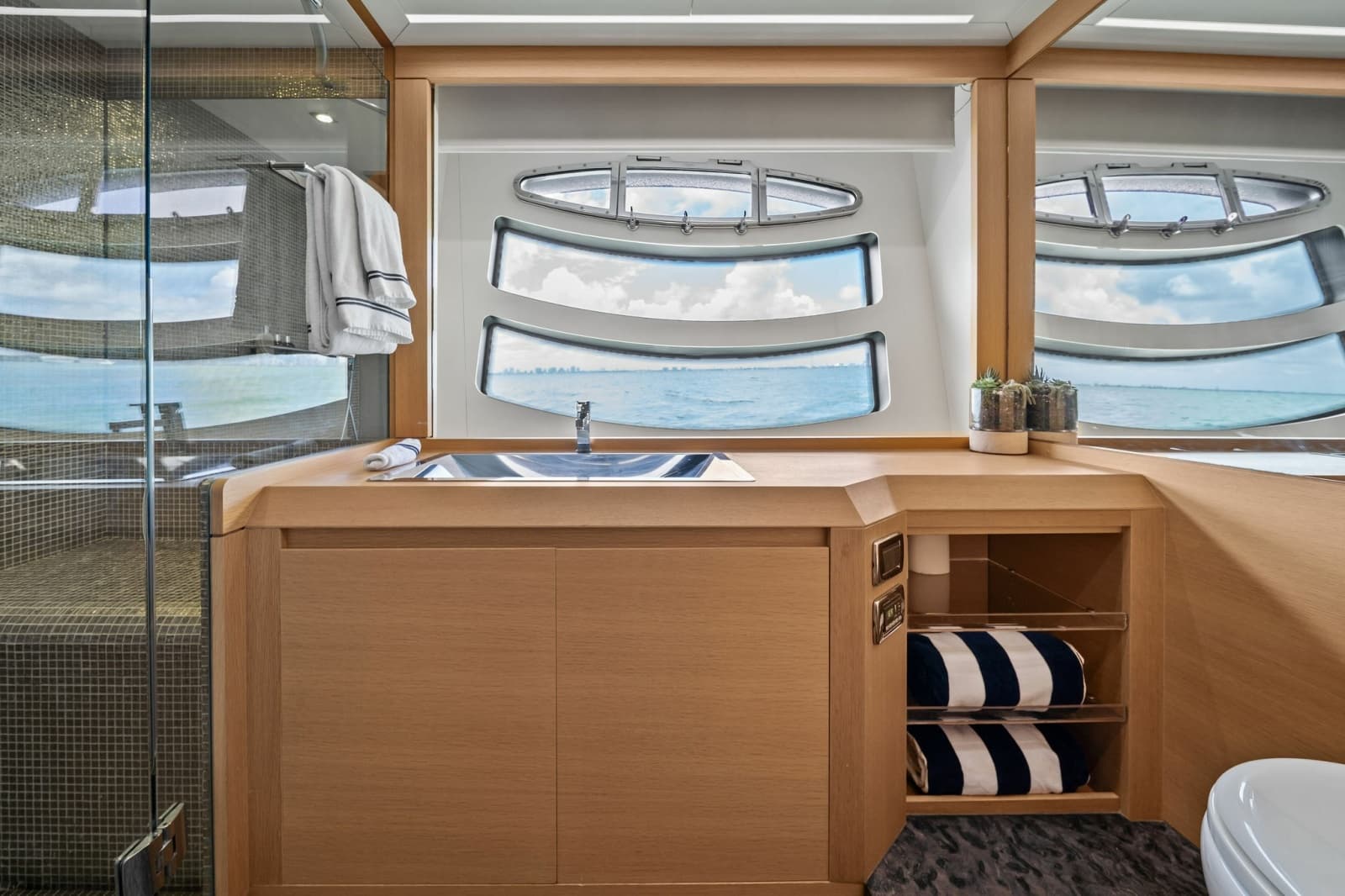 2013 Pershing 82 - Photo 37