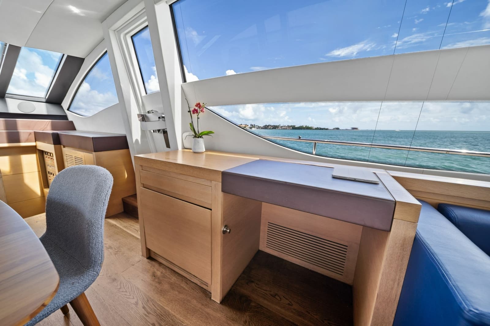 2013 Pershing 82 - Photo 31