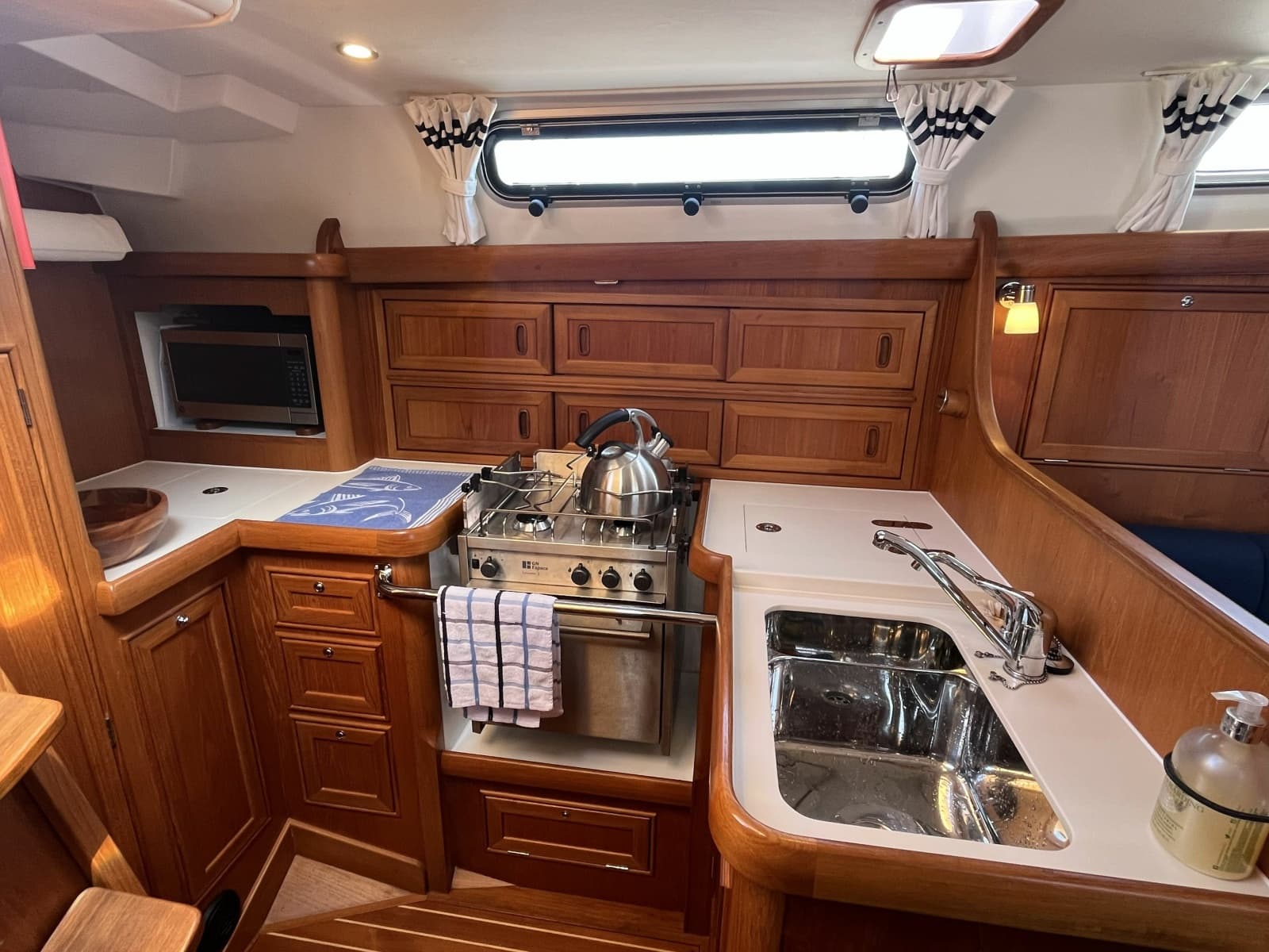 2017 Rustler 37 - Photo 19