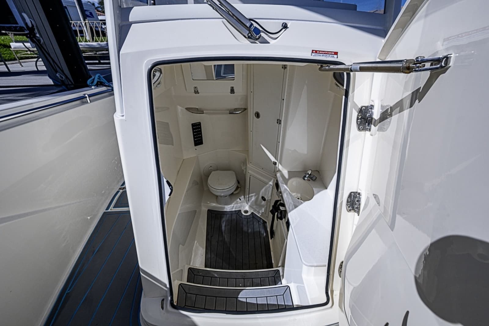 2021 Cobia 320 CC - Photo 18