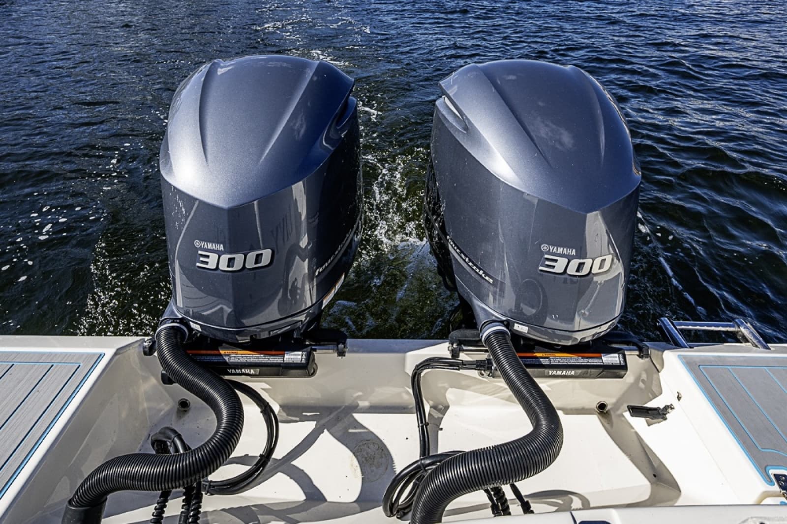 2021 Cobia 320 CC - Photo 16
