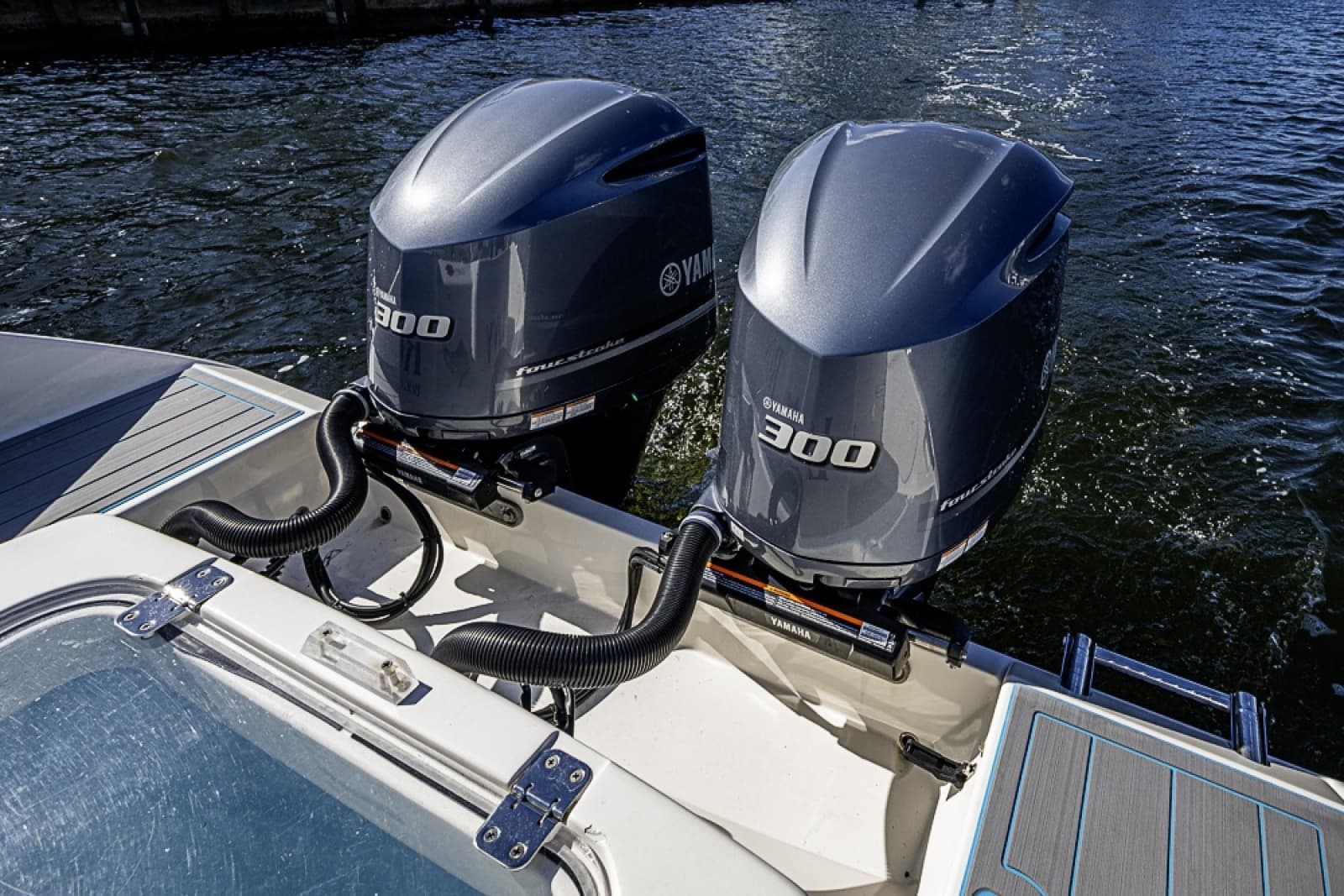 2021 Cobia 320 CC - Photo 15