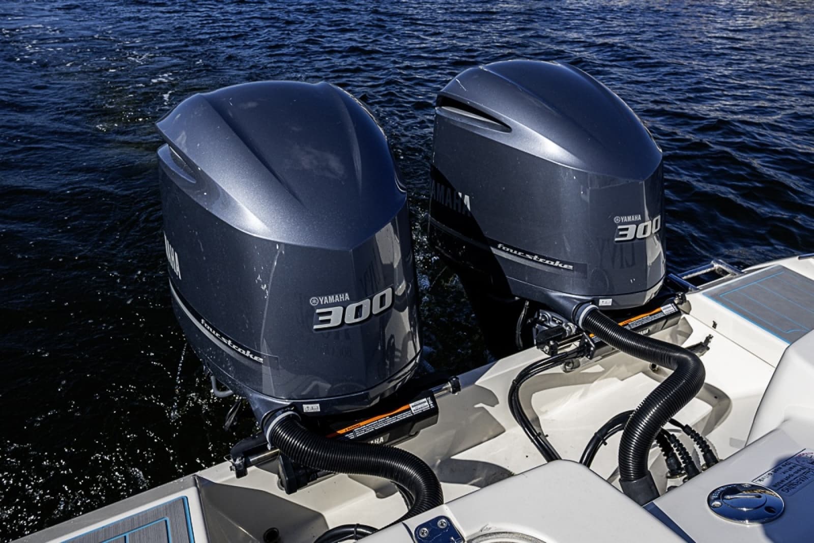 2021 Cobia 320 CC - Photo 17