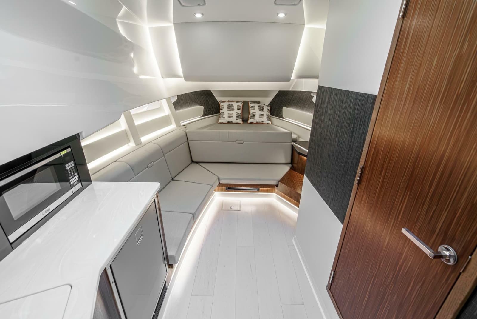 2022 Sea Ray 370 Sundancer - Photo 9