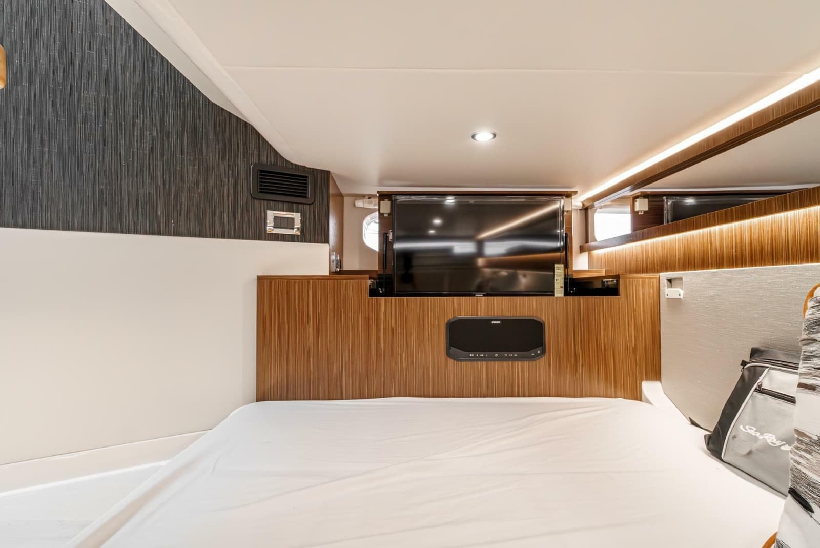 2022 Sea Ray 370 Sundancer - Photo 15