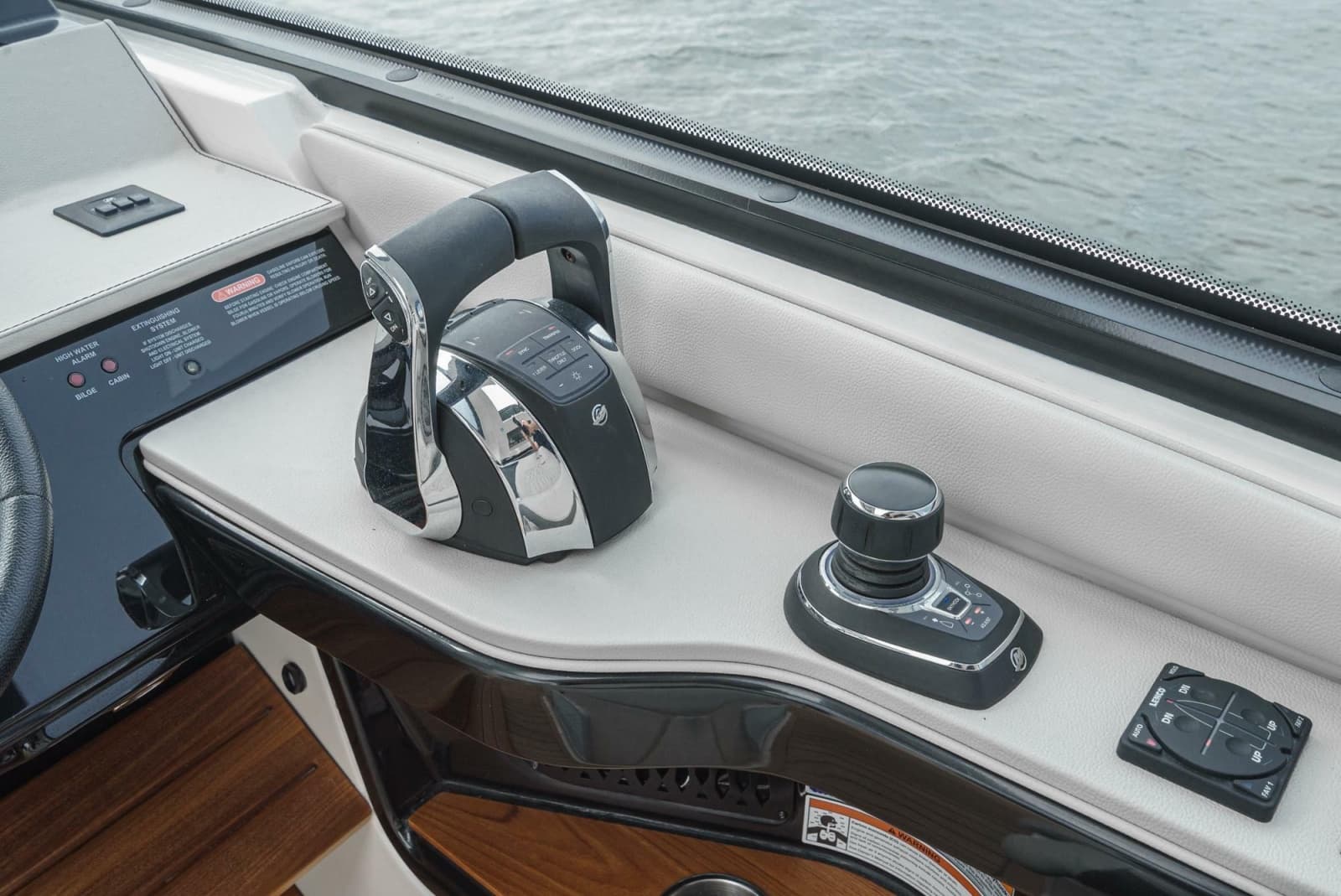2022 Sea Ray 370 Sundancer - Photo 8