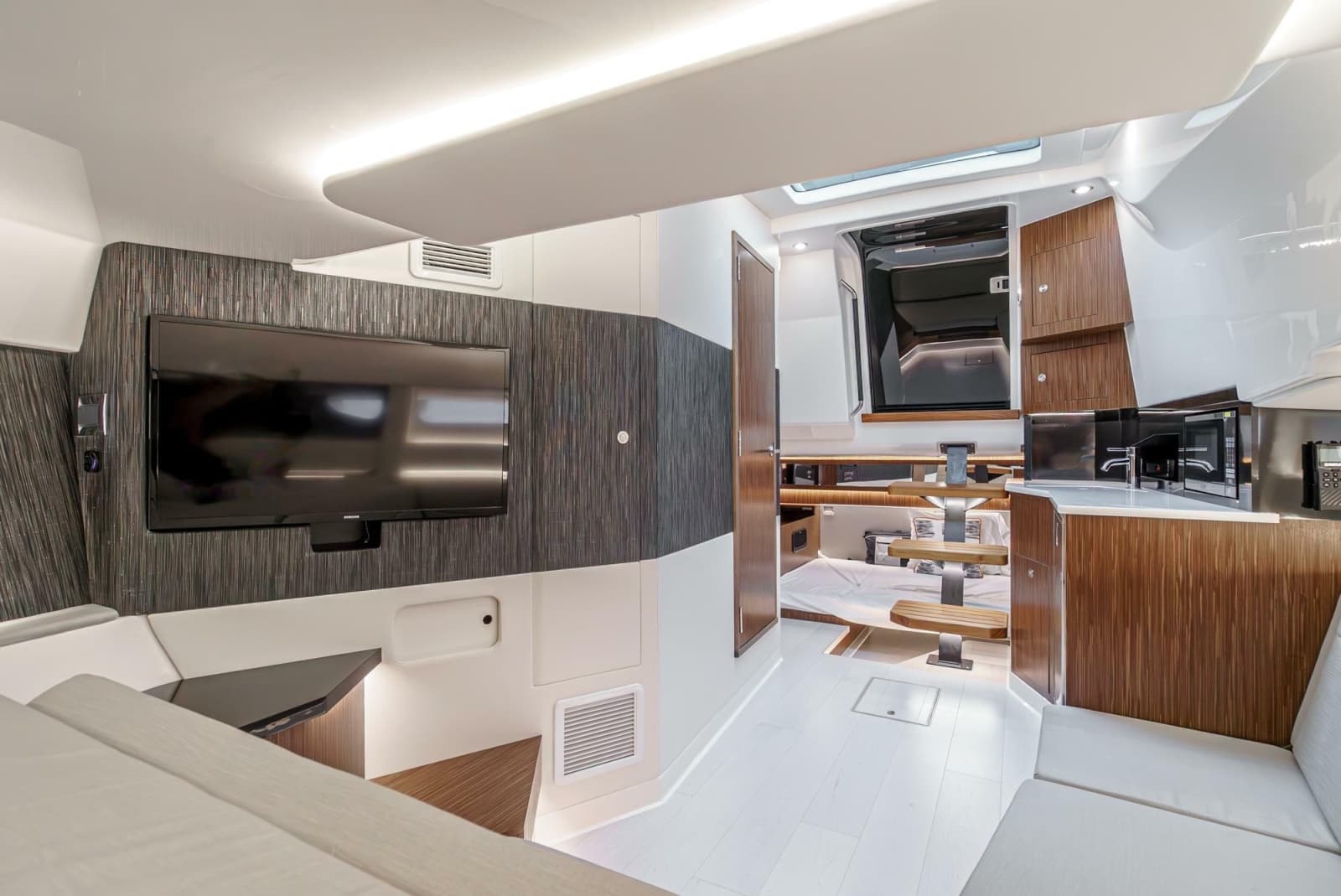 2022 Sea Ray 370 Sundancer - Photo 10