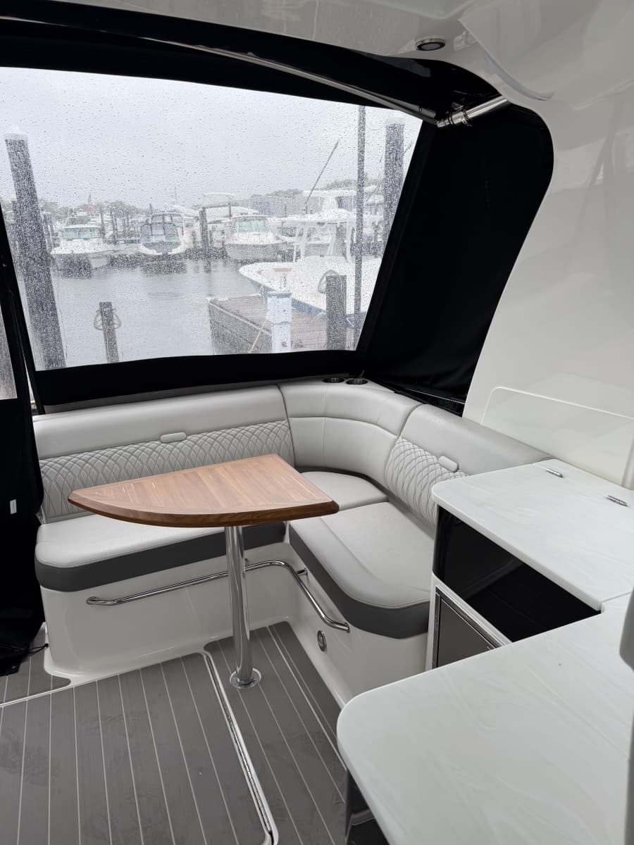 2022 Sea Ray 370 Sundancer - Photo 7