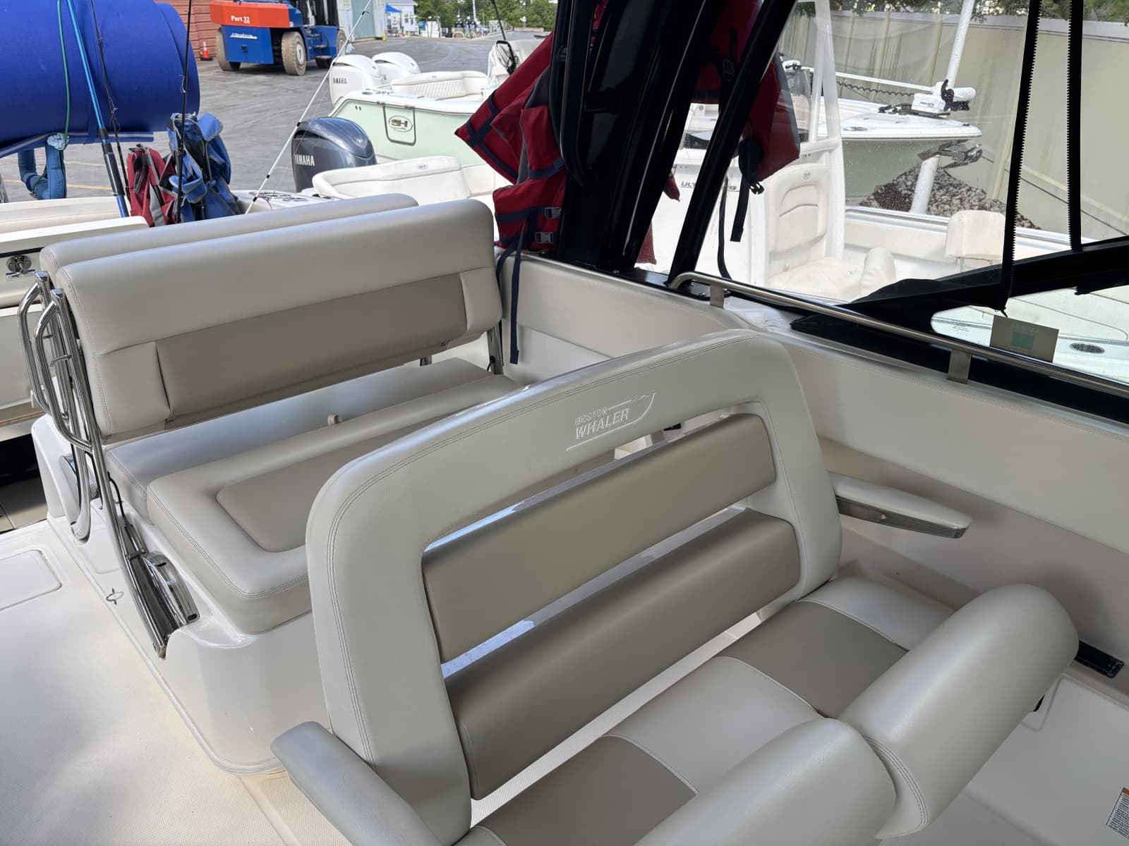 2024 Boston Whaler 320 Vantage - Photo 8