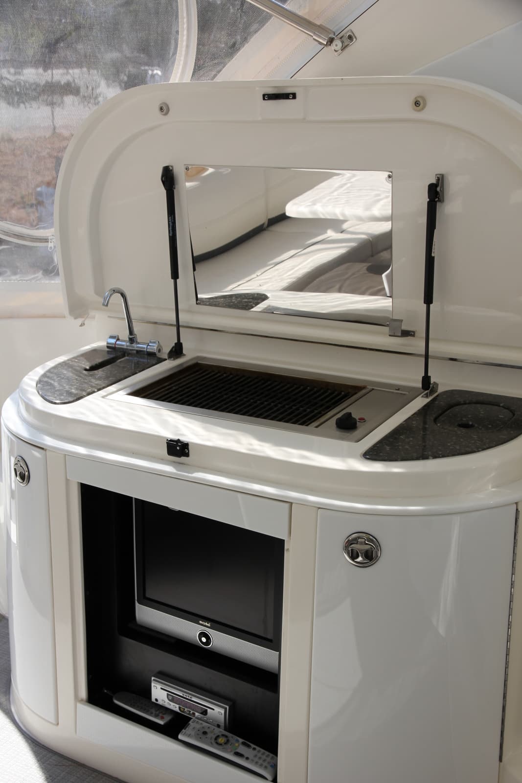 2007 Cruisers Yachts 520 EXPRESS - Photo 6