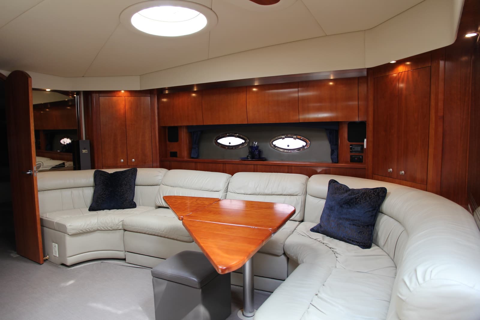 2007 Cruisers Yachts 520 EXPRESS - Photo 9