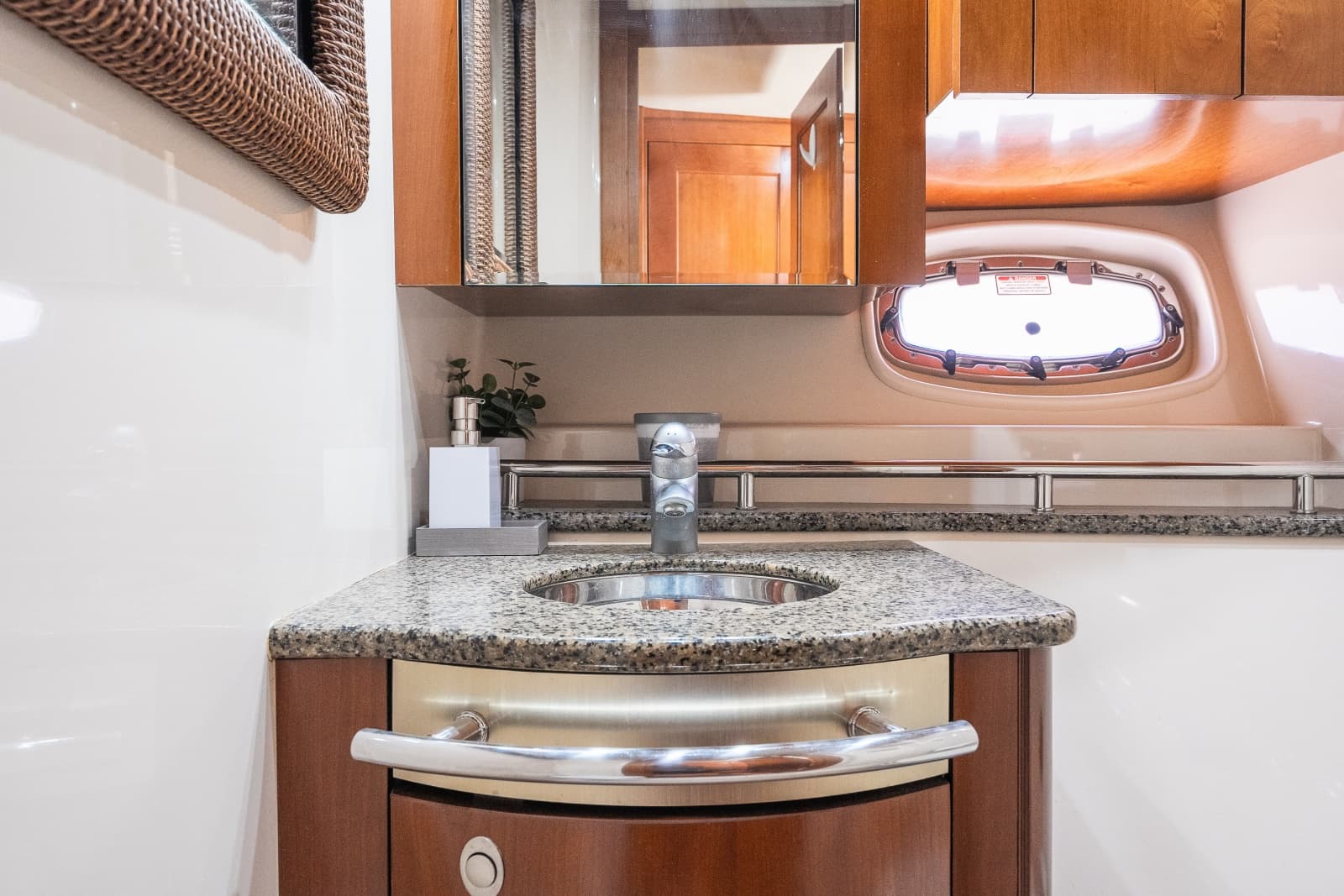 2005 Sea Ray 480 Motor Yacht - Photo 44