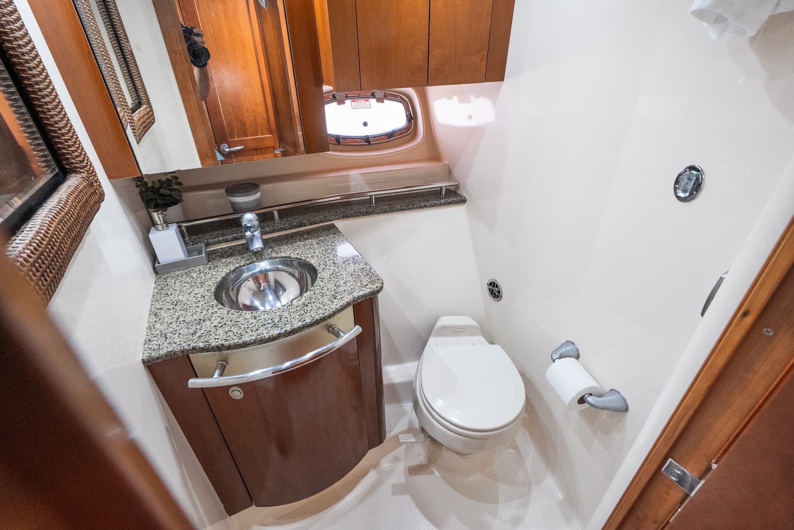 2005 Sea Ray 480 Motor Yacht - Photo 43