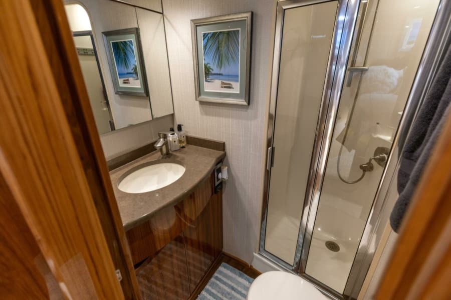 2015 Viking 62 Convertible - Photo 18