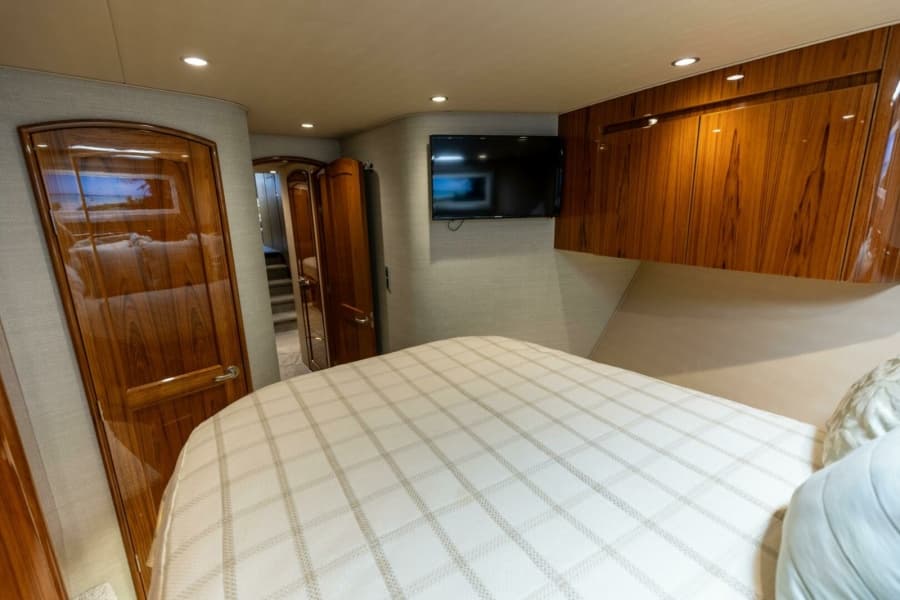 2015 Viking 62 Convertible - Photo 17