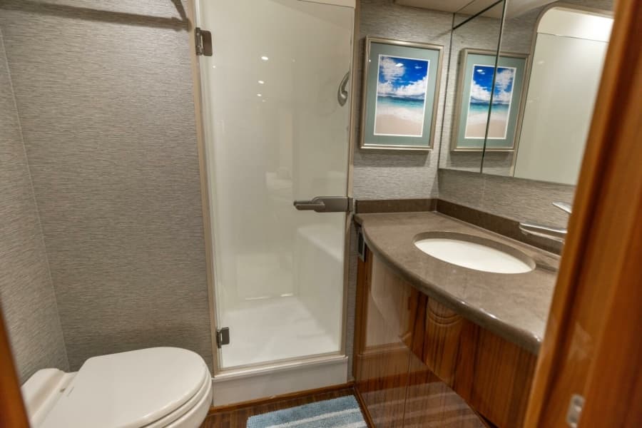 2015 Viking 62 Convertible - Photo 13