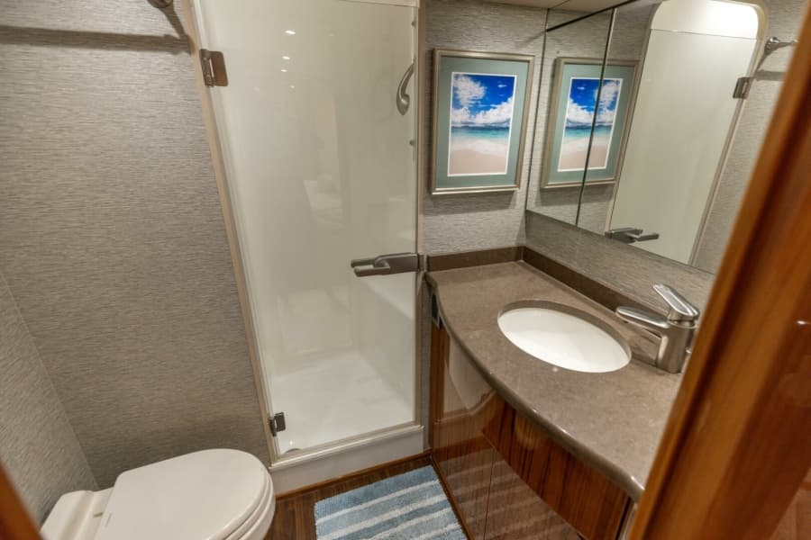 2015 Viking 62 Convertible - Photo 14