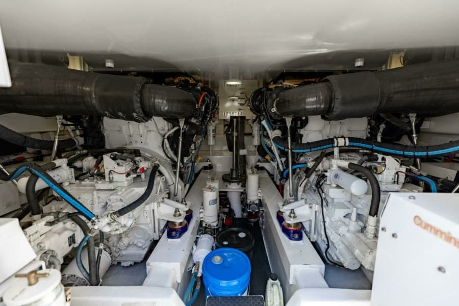 2015 Viking 62 Convertible - Photo 35