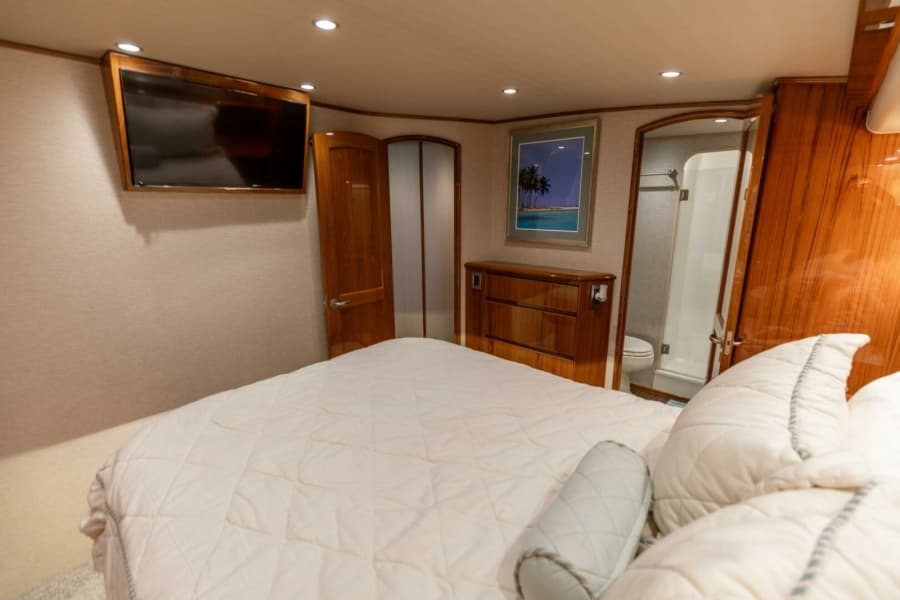 2015 Viking 62 Convertible - Photo 12
