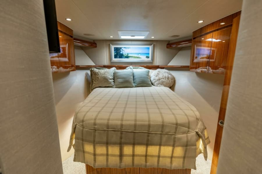2015 Viking 62 Convertible - Photo 15