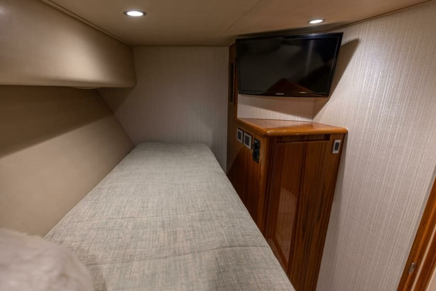2015 Viking 62 Convertible - Photo 23